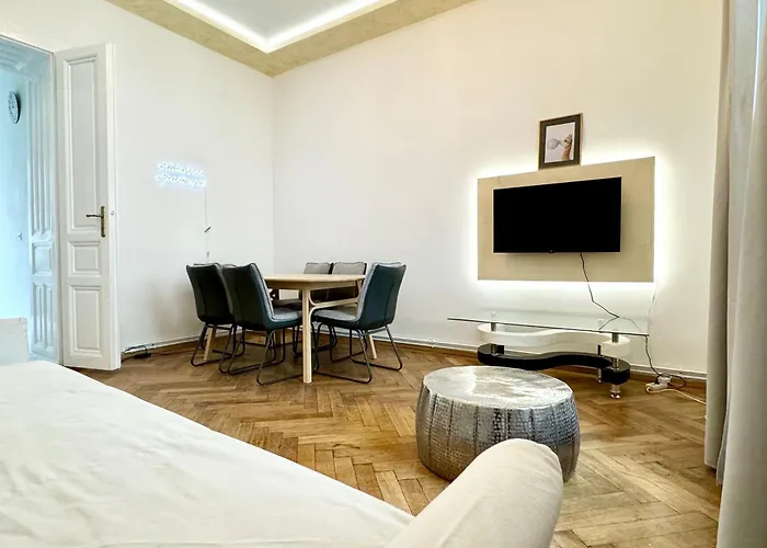 Luxury At Famous Kutschkermarkt Viena